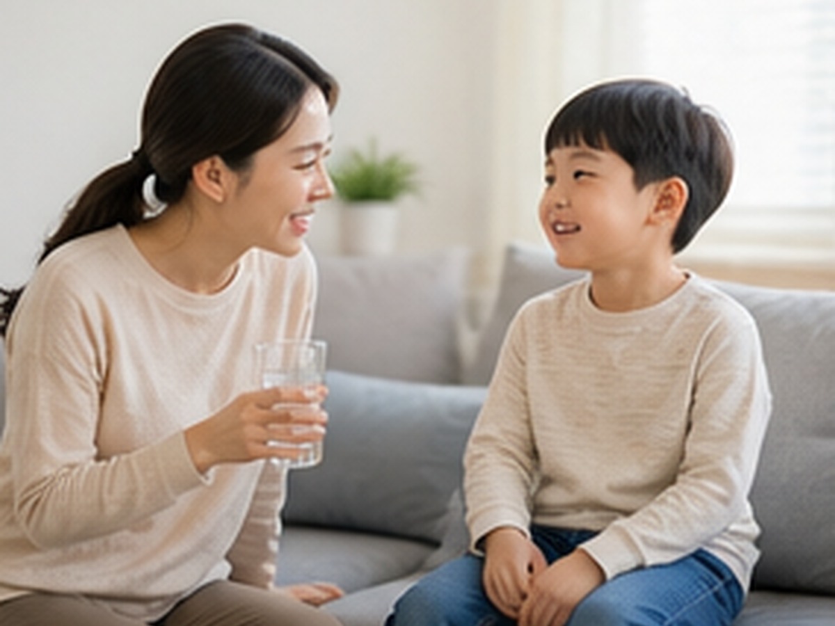 친구들과 뛰노는 초등 저학년 남아