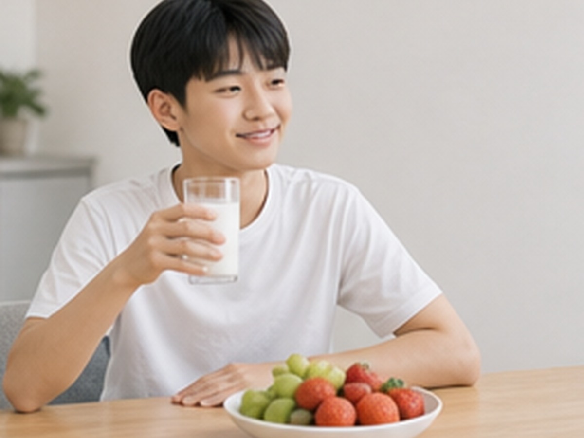 남학생이 우유와 과일로 간식을 챙겨 먹는 모습