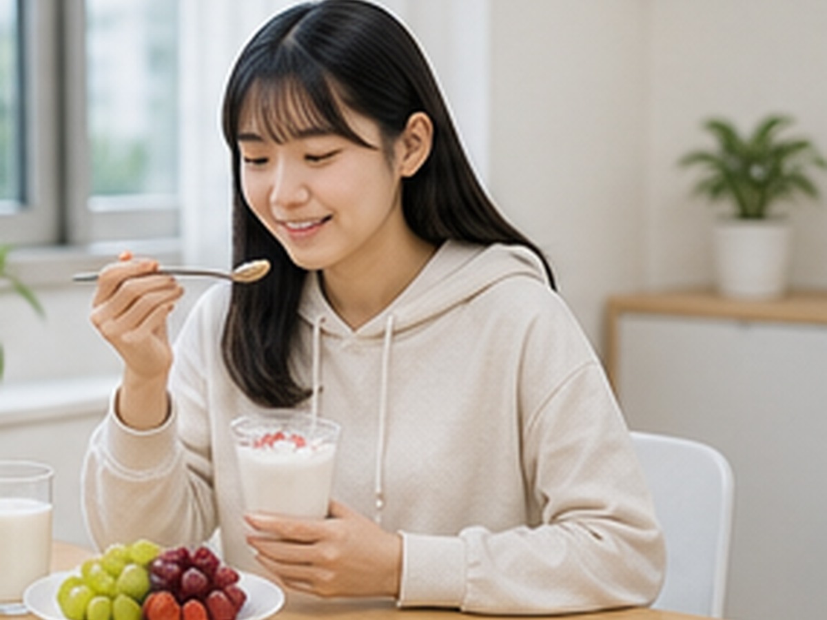 여학생이 요구르트와 과일로 간식을 챙겨 먹는 모습