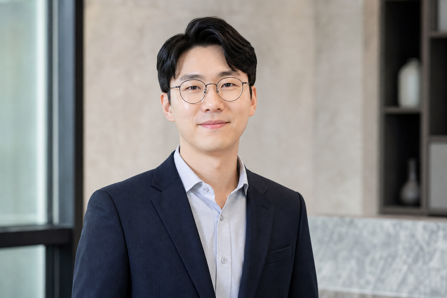 세무 컨설턴트가 병원 재무 자료를 검토하는 모습