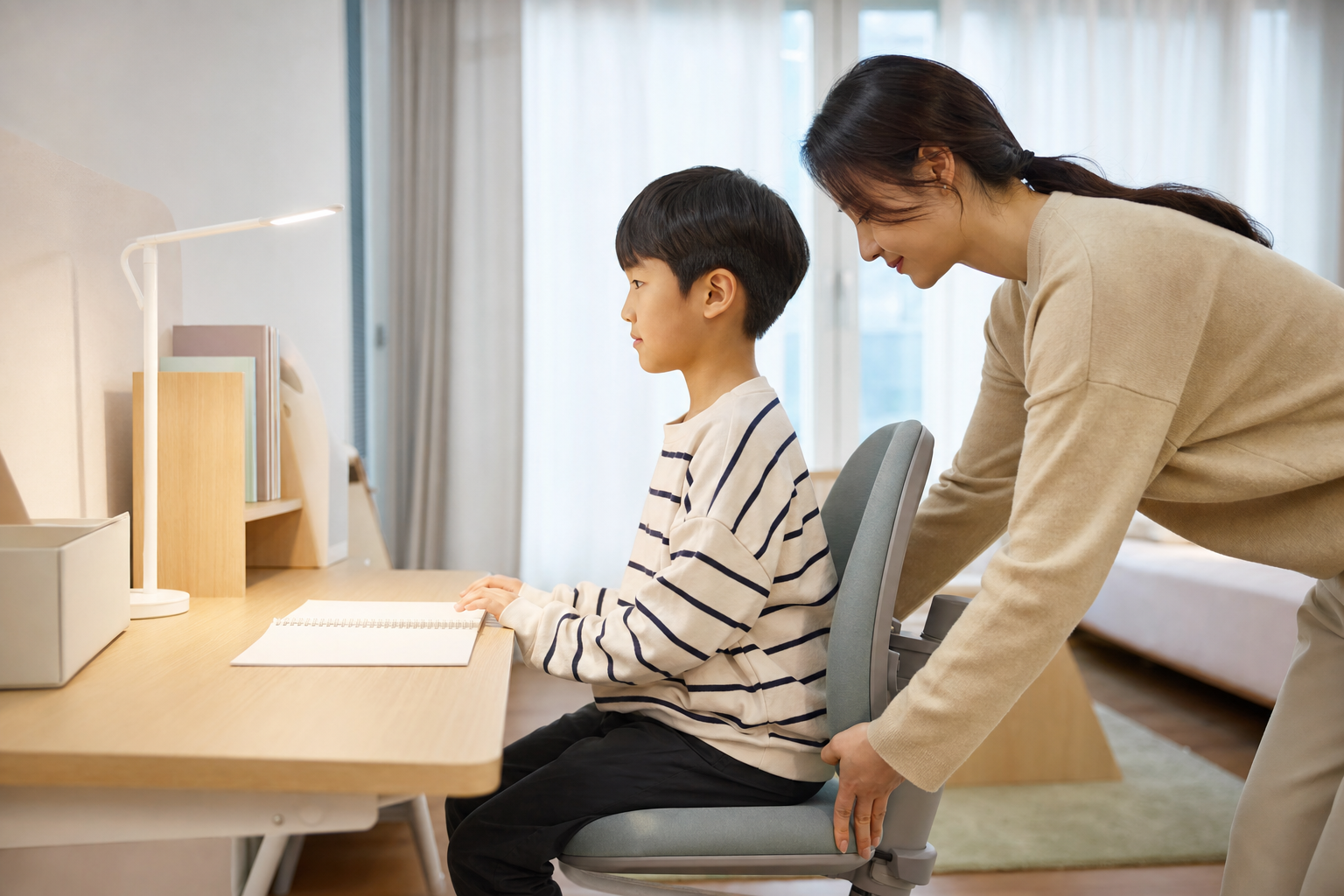 아이의 자세를 살펴보며 상태를 확인하는 부모