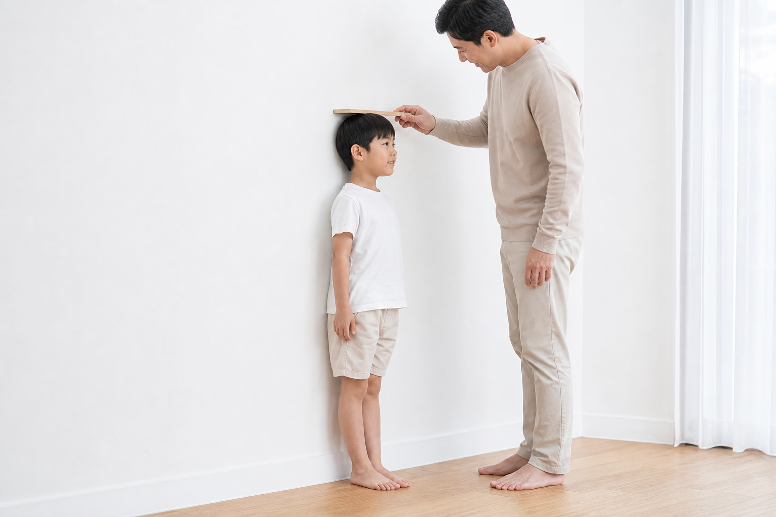벽에서 바른 자세로 키를 확인하는 아이
