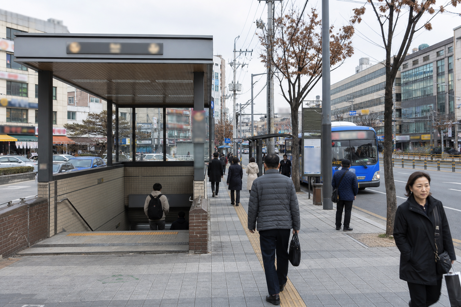 덕양구 지하철역 출구 앞 구도심 상권 거리