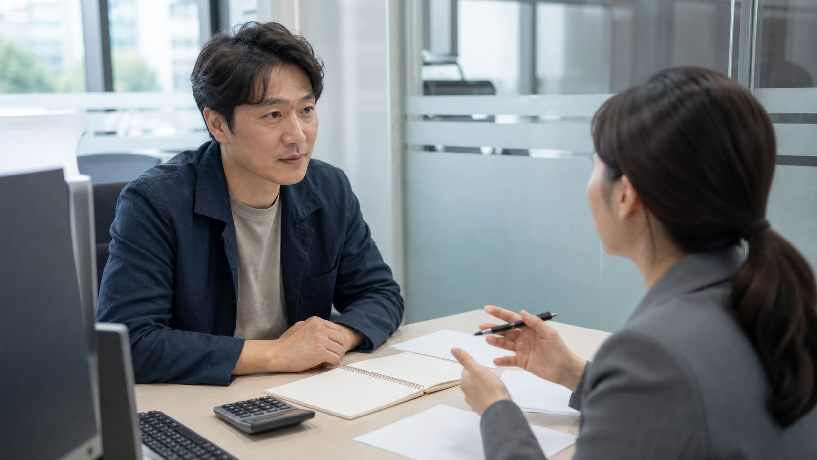 개인 사업자 대출 조건 신청 전 비용과 서류를 비교하는 모습