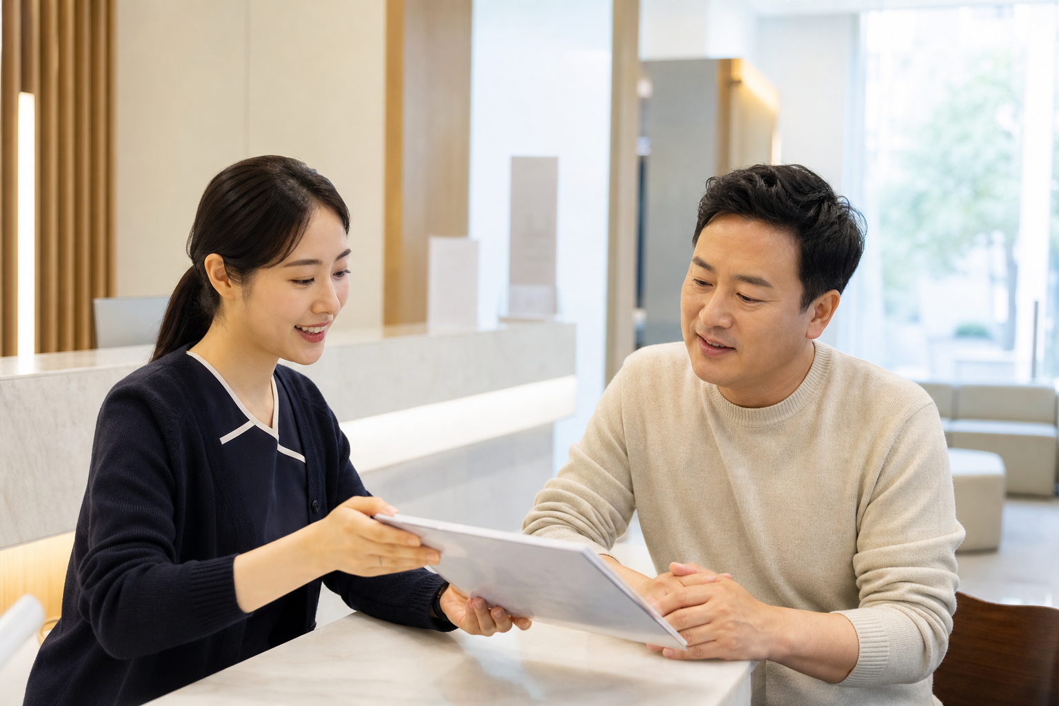 임플란트 부작용 관련 정보를 확인하는 모습
